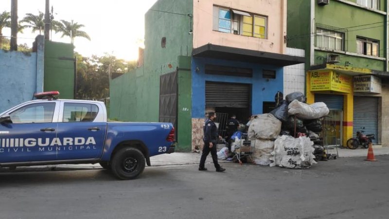 Ferro velho interditado Guarda Municipal de Santos interdita ferro-velho no Morro São Bento - Divulgação/Prefeitura de Santos