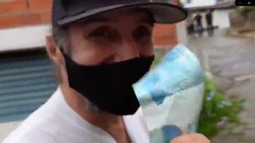 Felipe Santolia (Xico Namastê) mostra nota de R$ 100 durante campanha eleitoral em São Sebastião. Imagens foram divulgadas pelo Fantástico neste domingo (27) - Foto: Reprodução Fantástico