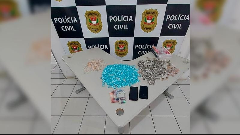 Jovem suspeita de tráfico de drogas é presa em flagrante na Baixada Santista - Foto: Reprodução Polícia Civil