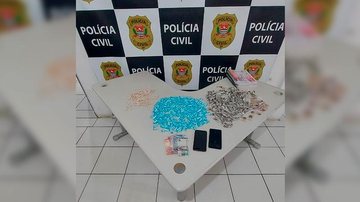 Jovem suspeita de tráfico de drogas é presa em flagrante na Baixada Santista - Foto: Reprodução Polícia Civil