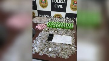 Equipe viu de perto quando o acusado, de 31 anos, entregava um pacote ao outro rapaz - Reprodução/ Polícia Civil