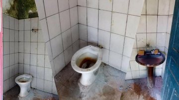 Denuncia do banheiro no cemitério de Ubatuba (SP) - Reprodução/Facebook