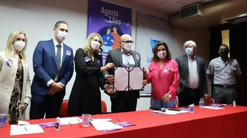 Assinatura da rede de proteção à mulher - Artur Araujo