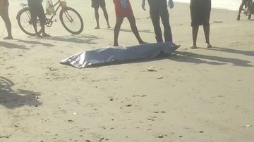 Corpo localizado em praia de Guarujá foi resgatado por pescadores em alto-mar - Foto: Plantão Guarujá