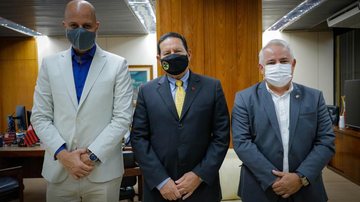 Vice-presidente do Brasil, Hamilton Mourão recebe secretário da educação de Guarujá em Brasília - Divulgação/Prefeitura de Guarujá