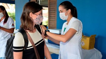 A vacinação para pessoas acima de 24 anos que ainda não conseguiram se vacinar também continua Vacinação contra covid-19 em Ubatuba - Divulgação/Prefeitura de Ubatuba
