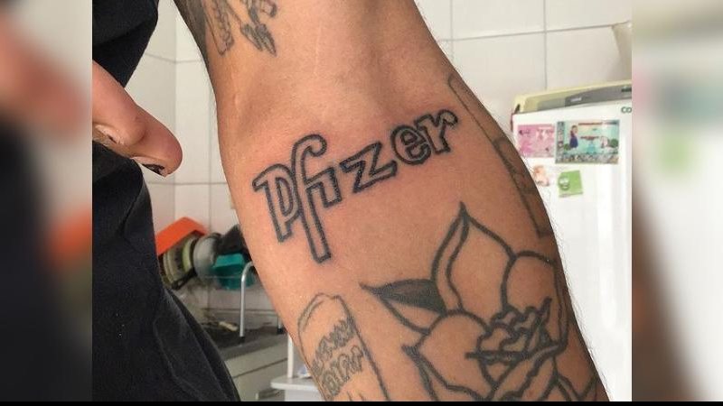 Rapper tatua homenagem à Pfizer: "Agora sou imune pro resto da vida" - Reprodução/Instagram