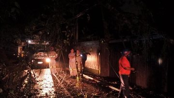Defesa Civil trabalha na desobstrução de ruas e rede elétrica em Boiçucanga - Foto: Defesa Civil de São Sebastião