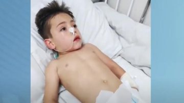 Luiz está há mais de um mês no hospital lutando pela vida Criança de 4 anos se afoga tomando comprimido e fica com graves sequelas Luiz, de 4 anos, deitado na cama do hospital - Reprodução/Record TV