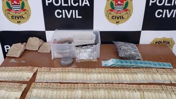 Investigadores localizaram no segundo andar, uma “oficina de ourives”, onde foi localizado dentro de uma caixa o valor de R$ 6.000 e diversos fragmentos de metal amarelo e prata Polícia recupera centenas de joias e prende homem por receptação em Guarujá (S - Reprodução/Policia Civil