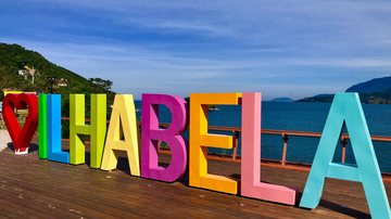 Ilhabela Passeio na ilha: Confira 5 lugares incríveis de Ilhabela Letreiro com um o nome da cidade ao lado de um coração - Foto: Elas mundo afora