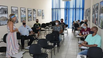 Curso será realizado entre os dias 20 a 28 deste mês Santos abre inscrições para curso de qualificação de motoristas Alunos do curso em uma das aulas de qualificação - Divulgação/Prefeitura de Santos