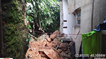 Técnicos da Defesa Civil constataram o desprendimento de bloco rochoso em bairro de Ilhabela (SP) Chuvas causam deslizamento de terra e casa é interditada no Litoral Norte - Foto: Defesa Civil Ilhabela