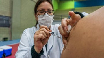 Vacina contra covid-19 em Bertioga Bertioga inicia vacinação contra covid em pessoa com mais de 28 anos Vacina contra covid-19 - Divulgação/Prefeitura de Bertioga