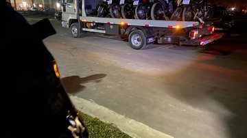 Evento clandestino foi denunciado por moradores e encerrado pela GCM GCM de Guarujá acaba com evento clandestino e prende oito veículos - Divulgação/Prefeitura de Guarujá