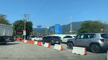 Longa de fila de espera para a travessia São Sebastião-Ilhabela na tarde desta sexta-feira (20) - Foto: Cláudio Rodrigues/ Costa Norte