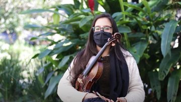 Milena entrou na Fundação ainda criança para aprender violino. O interesse foi tamanho, que ela se aperfeiçoou, fez faculdade e hoje ensina outras pessoas - Reprodução/ TV Cultura Litoral