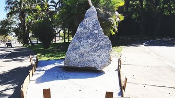 Pedra misteriosa surge no Guarujá - Reprodução/guaru.tv