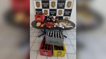 No total foram apreendidas 63 caixas de garrafa de cerveja, e ainda rótulos de cervejas de variadas marcas Polícia Civil apreende 63 caixas de garrafas de bebidas falsificadas em Santos (SP) - Divulgação/Polícia Civil