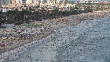 Fim das restrições estimulam viagens e devem aquecer setor do turismo Praia de Guarujá - Divulgação Prefeitura de Guarujá