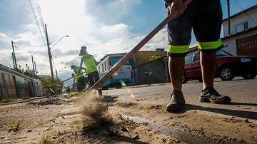 Limpeza e manutenção Praia Grande realiza limpeza e manutenção em diversos bairros da cidade Limpeza em Praia Grande - Distribuição/ Prefeitura de Praia Grande