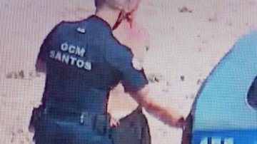 Suspeito foi preso em flagrante Suspeito de roubar corrente de ouro em orla do litoral é preso Suspeito sendo preso na orla da praia de Santos por um guarda da GCM - Divulgação/Prefeitura de Santos