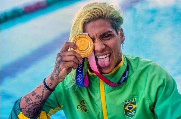 Ana Marcela ganhou o ouro na Olimpíada de Tóquio 2021 Campeã olímpica defende investimento em atletas e desfila em carro de bombeiros pelas ruas de Santos - Reprodução/Redes sociais