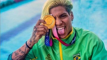 Ana Marcela ganhou o ouro na Olimpíada de Tóquio 2021 Campeã olímpica defende investimento em atletas e desfila em carro de bombeiros pelas ruas de Santos - Reprodução/Redes sociais