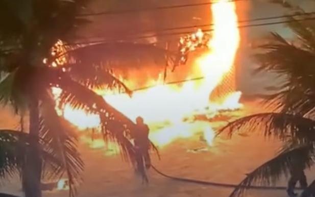 Incêndio no banheiro químico da orla de Praia Grande Banheiro químico sofre ataque de vândalos e fica destruído após incêndio no litoral paulista Banheiro químico em chamas - Divulgação