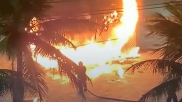 Incêndio no banheiro químico da orla de Praia Grande Banheiro químico sofre ataque de vândalos e fica destruído após incêndio no litoral paulista Banheiro químico em chamas - Divulgação