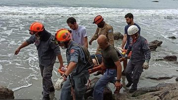 Idosa cai em trilha, fratura perna e é socorrida pelos Bombeiros de Ubatuba - Foto: Divulgação Corpo de Bombeiros