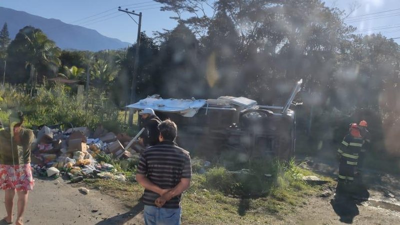 Acidente ocorreu na altura do km 228 da rodovia Caminhão de sorvete tomba na rodovia Rio-Santos - Reprodução