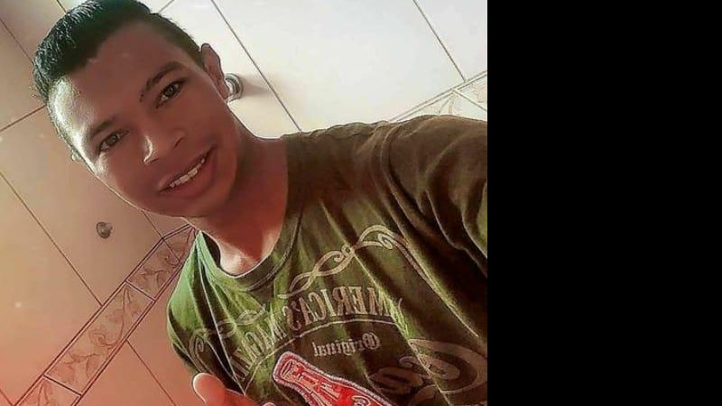 Homem procura emprego para ter renda e ajudar a família Pai de três filhos pede ajuda para conseguir emprego e ter onde morar com a família Homem em uma 'selfie' - Reprodução/Arquivo pessoal