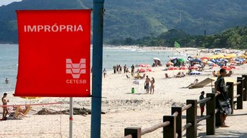 A famosa bandeira vermelha da Cetesb indica que a praia está imprópria para banho de mar CAPA - Como é medida a qualidade das praias no litoral de SP? - Imagem: Reprodução / Jornal JC