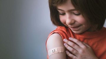 Serão oferecidas vacinas contra o novo coronavírus, a gripe, poliomielite, meningite, HPV e outras Vacinação Menina com o braço vacinado - Shutterstock