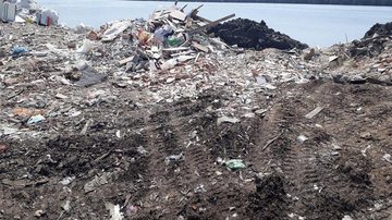 Veículo foi apreendido e encaminhado ao pátio municipal GCM de São Vicente flagra descarte irregular de lixo no Jóquei Clube Resíduos de construção deixado no Jóquei Clube - Divulgação/Prefeitura de São Vicente