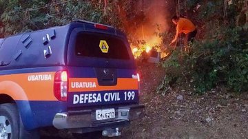 Defesa Civil de Ubatuba controla as chamas do princípio de incêndio - Foto: Defesa Civil de Ubatuba