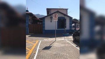 Vaga exclusiva de estacionamento destinada ao chefe de Gabinete em frente a prefeitura de São Sebastião (SP) - Foto: Divulgação