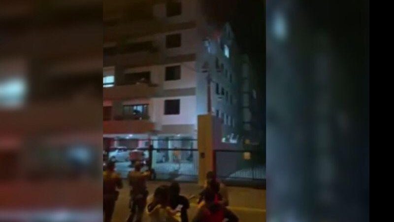 Autoridades foram acionadas por volta das 20h de sexta-feira; ninguém ficou ferido Apartamento em chamas assusta moradores e mobiliza bombeiros, em Guarujá - Imagem: Reprodução Plantão Guarujá
