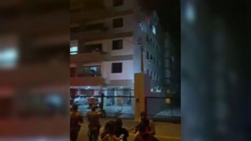Autoridades foram acionadas por volta das 20h de sexta-feira; ninguém ficou ferido Apartamento em chamas assusta moradores e mobiliza bombeiros, em Guarujá - Imagem: Reprodução Plantão Guarujá