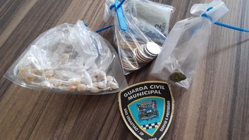Foram apreendidas 33 pedras de crack e 1 bucha de maconha, além de 1 moto CG Titan e cerca de R$ 200 Polícia Civil realiza operação e apreende drogas no Litoral Norte de SP - Divulgação/Prefeitura de São Sebastião