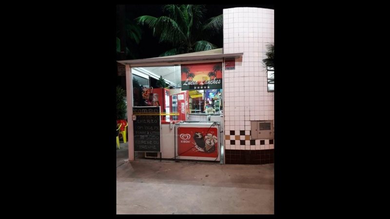 Cozinheira afirma que foi humilhada e agredida na frente da mãe e do filho em renomado quiosque na região central de São Vicente, no litoral de SP CAPA - Mulher é humilhada na frente da mãe e do filho em quiosque premiado no litoral de SP - Reprodução / Lucia Lanches