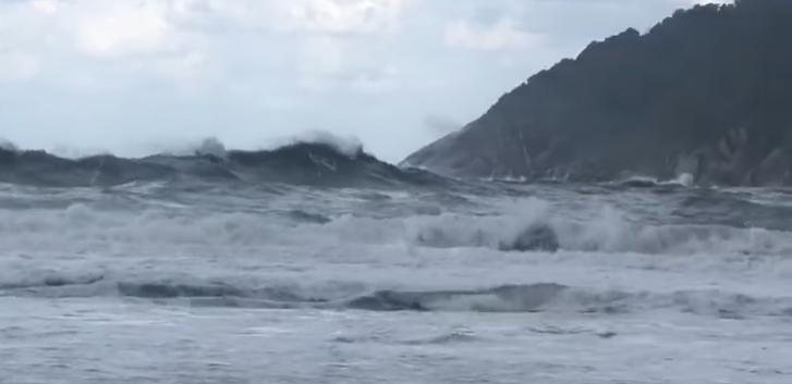 Mar agitado na praia do Bonete, extremo sul do arquipélago de Ilhabela (SP) - Foto: Reprodução vídeo Marcelo do Bonete