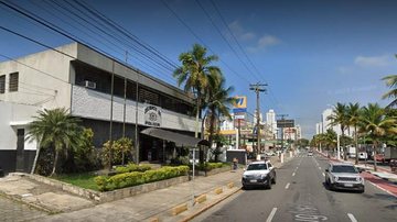 O caso foi registrado na Delegacia de Polícia de Guarujá, por volta das 23h, e segue em investigação Dono de bar é encontrado morto de forma suspeita em Guarujá (SP) - Imagem: Google Street View
