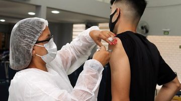 Vacinação desse novo público inicia hoje (20) Santos inicia vacinação contra covid em jovens acima de 12 anos com comorbidades - Divulgação/Prefeitura de Santos