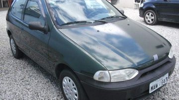 Carro à venda é um Fiat Palio 2000, cor verde - FOTO: Divulgação
