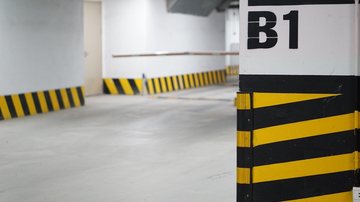 Imagem ilustrativa  Pra cego ver: um estacionamento vazio e coberto, com identificação de localização "B1", imagem ilustrativa - Imagem de Quang Hoàng Kim por Pixabay