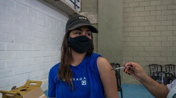 Este público deve estar acompanhado dos pais ou responsáveis Bertioga vacina adolescentes de 15 e 16 anos contra covid nesta terça (31) Jovem tomando vacina contra covid - Divulgação/Prefeitura de Bertioga