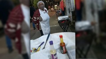 Idosa ganha coração da web vendendo churrasco - Reprodução/Facebook