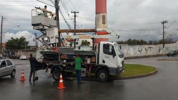A sinalização tem como objetivo melhorar o fluxo e a segurança para os condutores Prefeitura de São Vicente inicia instalação de semáforos na Ponte dos Barreiros - Divulgação/Prefeitura de São Vicente